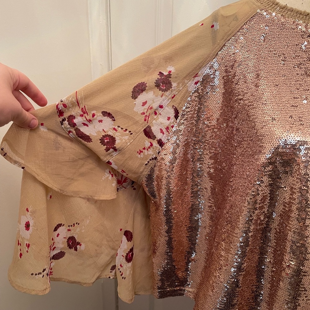NWT FREE PEOPLE RARE Embellished Sequin Floral Ruffled Sleeve Top SZ: L - Picture 4 of 7